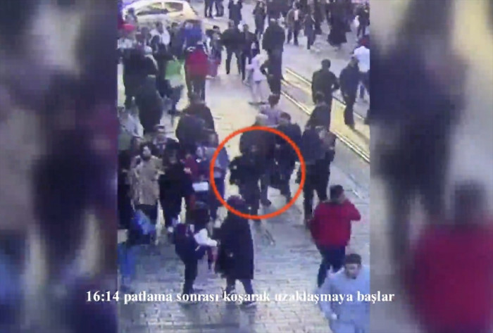 İstanbul'daki ter&ouml;r saldırısını yapan kadın ş&uuml;phelinin olay yerine geliş g&ouml;r&uuml;nt&uuml;leri ortaya &ccedil;ıktı