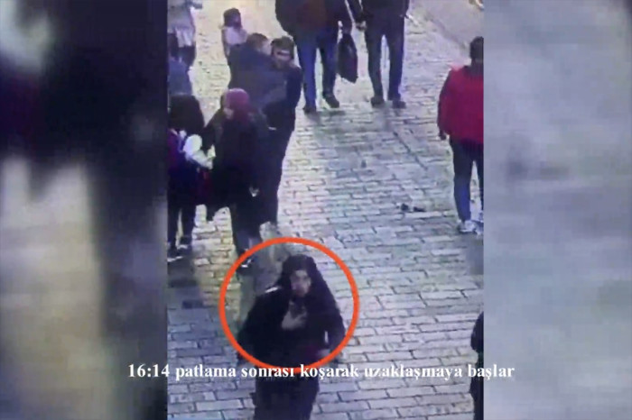 İstanbul'daki ter&ouml;r saldırısını yapan kadın ş&uuml;phelinin olay yerine geliş g&ouml;r&uuml;nt&uuml;leri ortaya &ccedil;ıktı