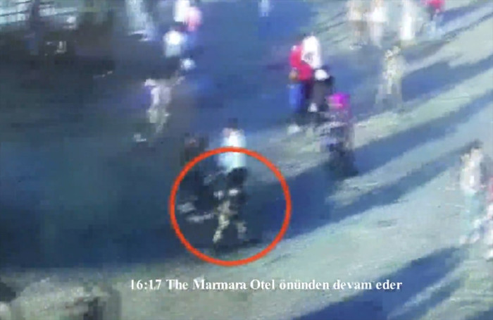 İstanbul'daki ter&ouml;r saldırısını yapan kadın ş&uuml;phelinin olay yerine geliş g&ouml;r&uuml;nt&uuml;leri ortaya &ccedil;ıktı