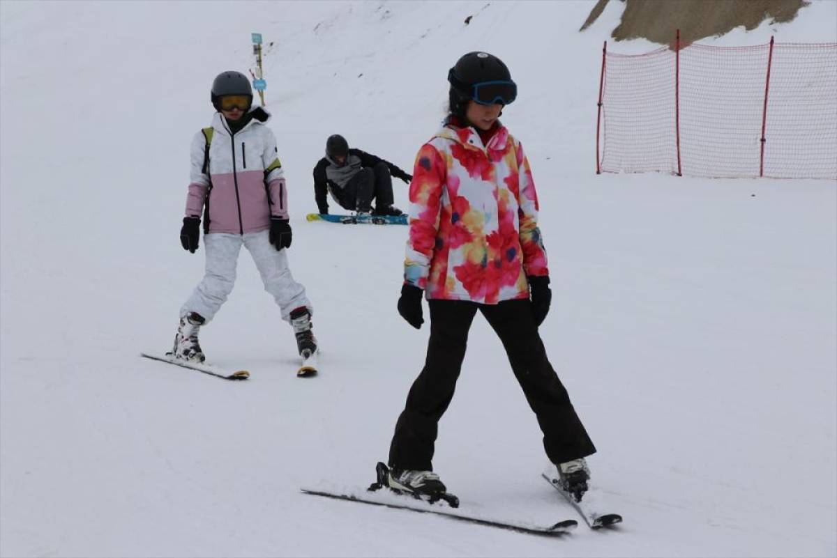 Paland&ouml;ken Kayak Merkezi'nin otel ve pistleri tatilde kayakseverlerle doldu