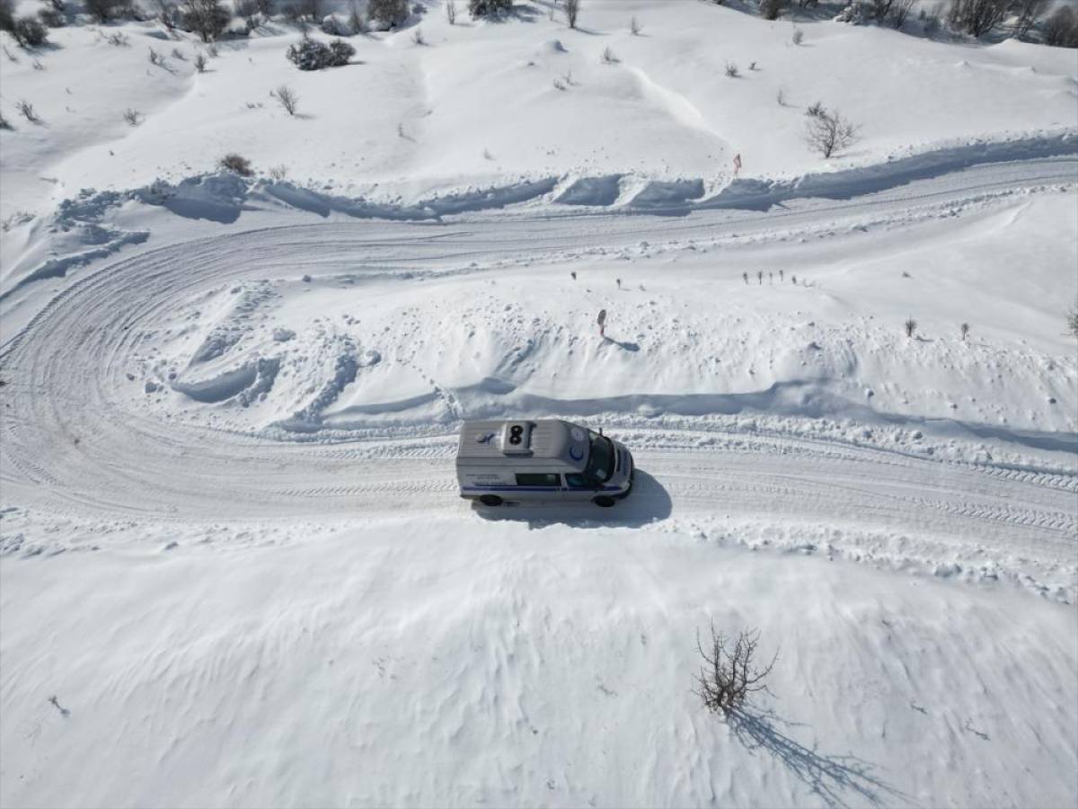 Erzincan'da evde sağlık ekipleri karlı yolları aşarak hastalara ulaşıyor