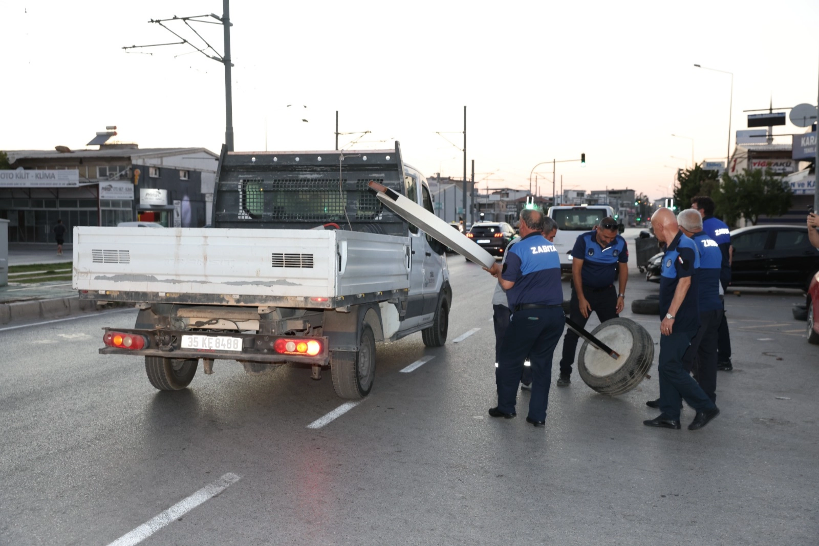 İzmir &Ccedil;iğli zabıtasından kapsamlı pazar denetimi