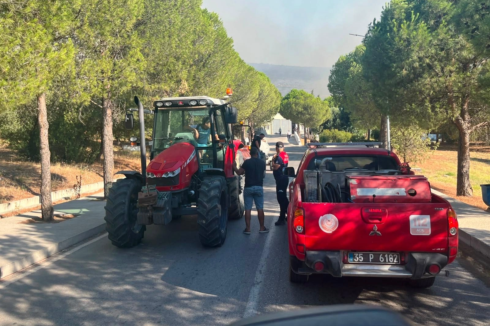 İzmir Fo&ccedil;a'daki orman yangını i&ccedil;in ekipler seferber oldu