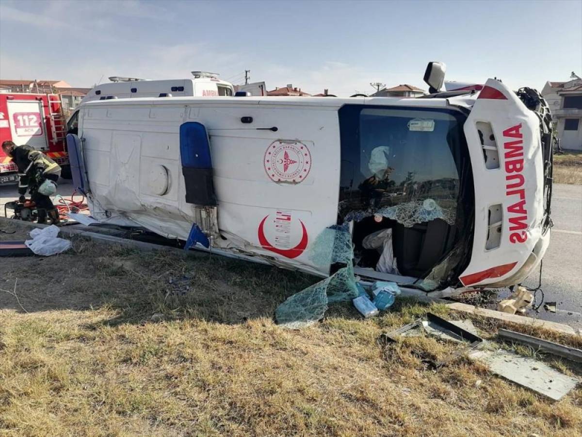 Edirne'de ambulansla otomobilin çarpıştığı kazada 7 kişi yaralandı