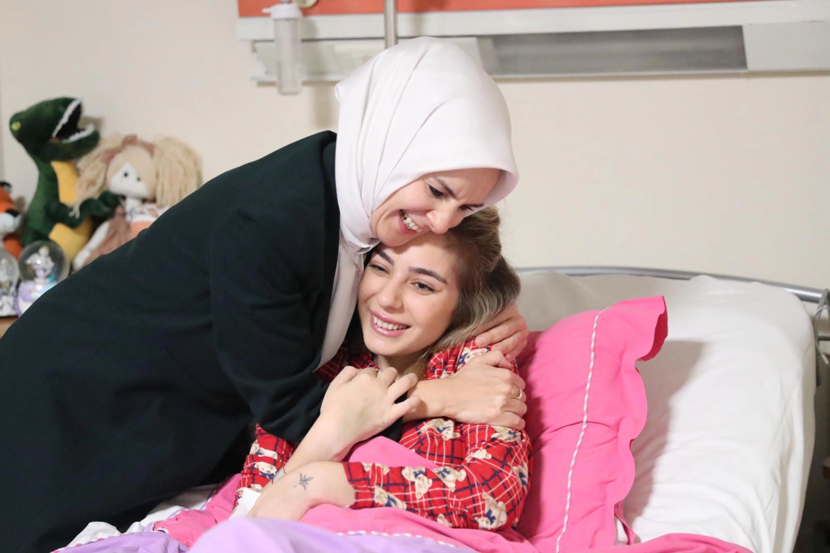 Ankara'da tedavisi s&uuml;ren AK Partili gence Cumhurbaşkanı Erdoğan morali