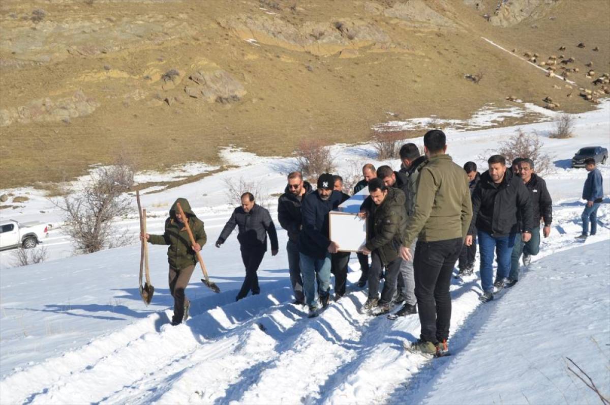 Hakkari'de kaya parçasının isabet ettiği minibüste ağır yaralanan çocuk hayatını kaybetti