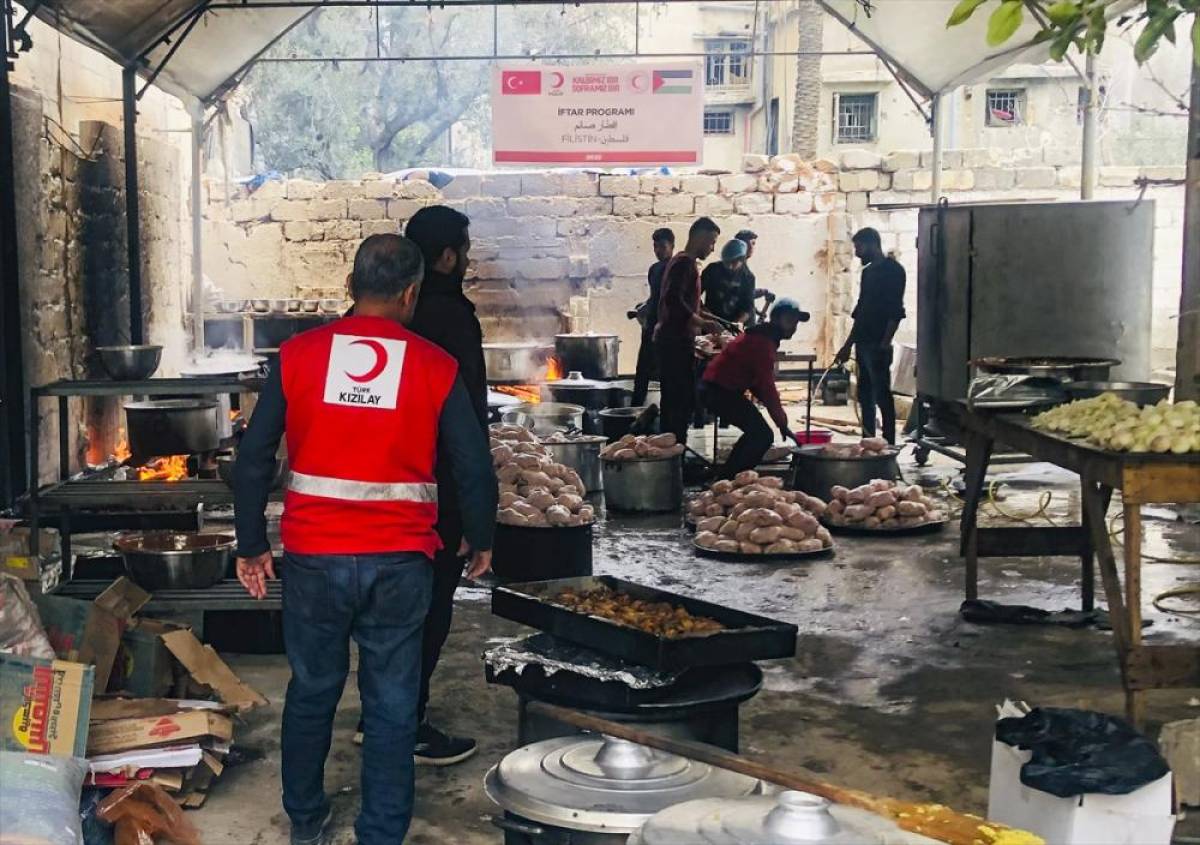 Türk Kızılay, ramazan boyunca Gazze'de 900 bin kişilik iftarlık dağıtacak