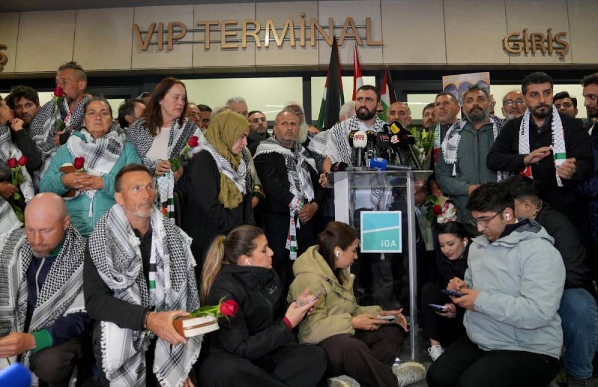 T&uuml;rkiye'ye d&ouml;nen K&uuml;resel Sumud Filosu aktivistleri i&ccedil;in İstanbul Havalimanı'nda karşılama t&ouml;reni d&uuml;zenlendi