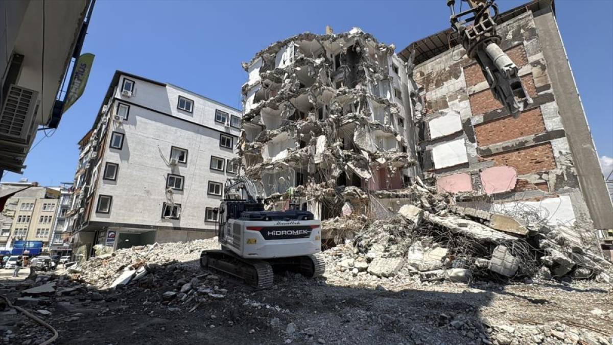 Hatay'da ağır hasarlı binanın yıkımı sırasında başka bina zarar g&ouml;rd&uuml;