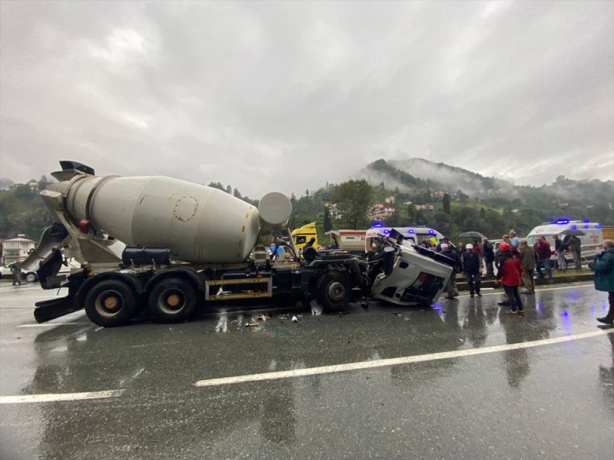 Rize'de kamyon ile çarpışan beton mikserindeki 2 kişi yaralandı