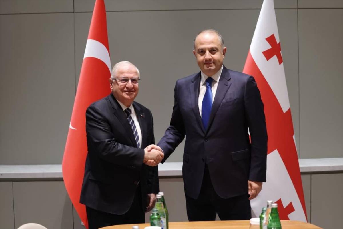 Milli Savunma Bakanı G&uuml;ler, G&uuml;rcistan Başbakan Yardımcısı ve Savunma Bakanı Chikovani ile g&ouml;r&uuml;şt&uuml;