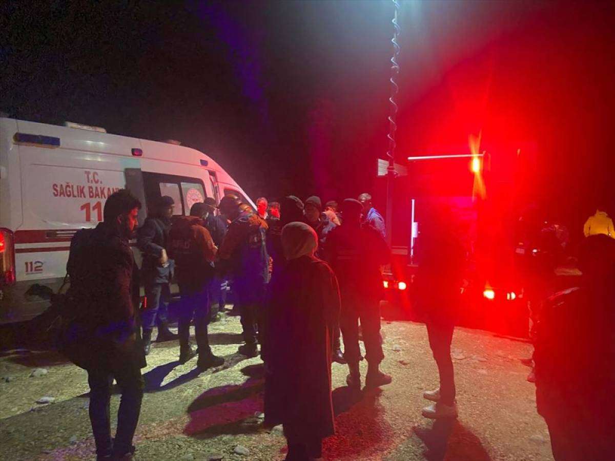 Adıyaman'da baraj g&ouml;letinde mahsur kalan 2 kişi kurtarıldı