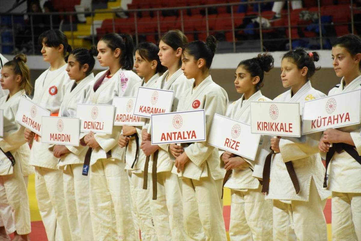Okul Sporları Yıldızlar Judo T&uuml;rkiye Birinciliği m&uuml;sabakaları, Karaman'da başladı
