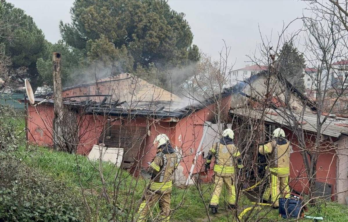 Pendik'te gecekonduda &ccedil;ıkan yangın s&ouml;nd&uuml;r&uuml;ld&uuml;