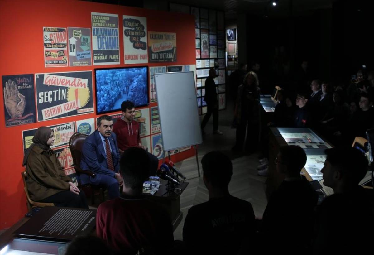 Milli Eğitim Bakanı Tekin, Aydın'da lise &ouml;ğrencilerine "Demokrasi ve İnsan" konulu ders verdi: