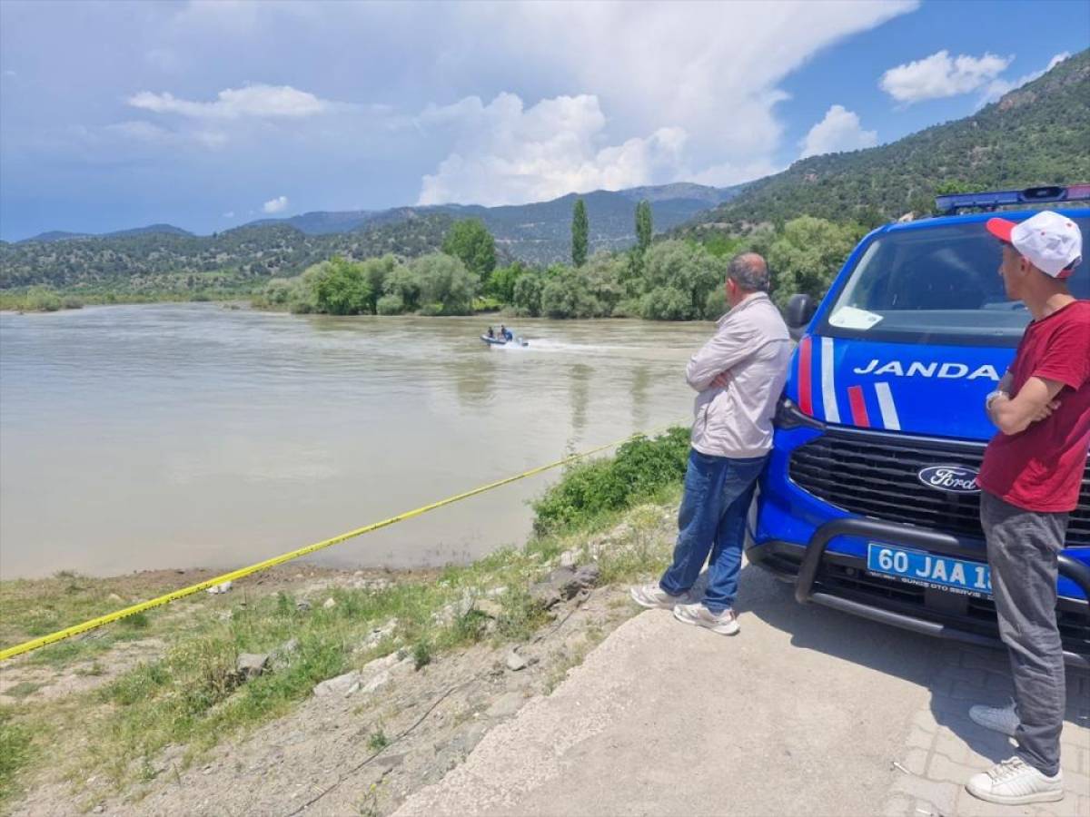 Tokat'ta Kelkit &Ccedil;ayı'na d&uuml;şen gen&ccedil;lerden birinin cesedi bulundu