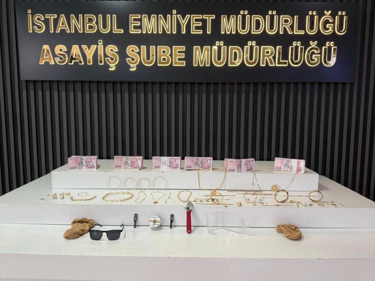 İstanbul'da evlerden milyonlarca liralık hırsızlık yaptıkları &ouml;ne s&uuml;r&uuml;len 3 ş&uuml;pheli yakalandı