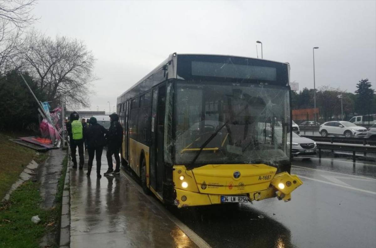 Bahçelievler'de kontrolden çıkan İETT otobüsü aydınlatma direği ile reklam panosuna çarptı