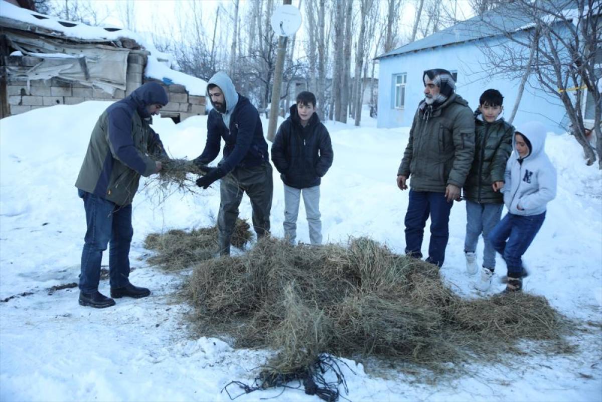 Van'da kırsal mahalle sakinleri "k&ouml;se-gelin" geleneğini yaşatıyor