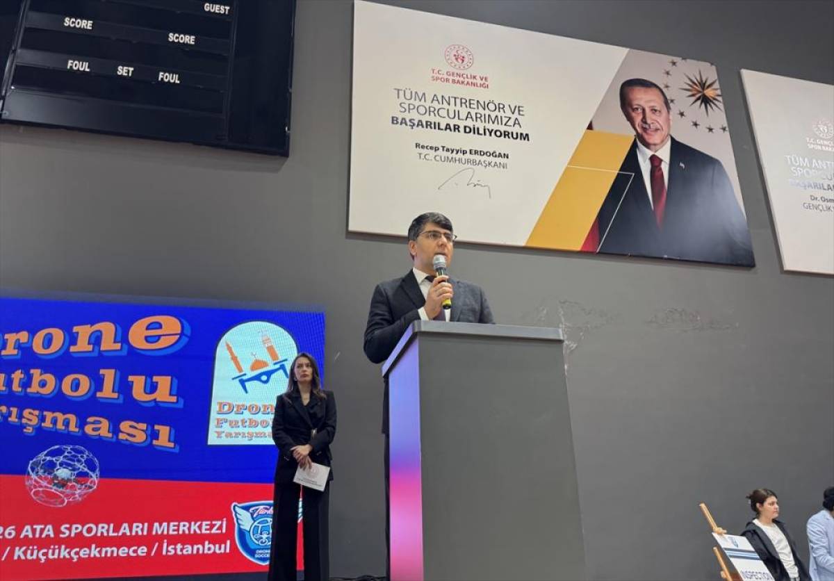 K&uuml;&ccedil;&uuml;k&ccedil;ekmece'de "K&ouml;klerden G&ouml;klere" temasıyla "Drone Futbolu Yarışması" d&uuml;zenlendi