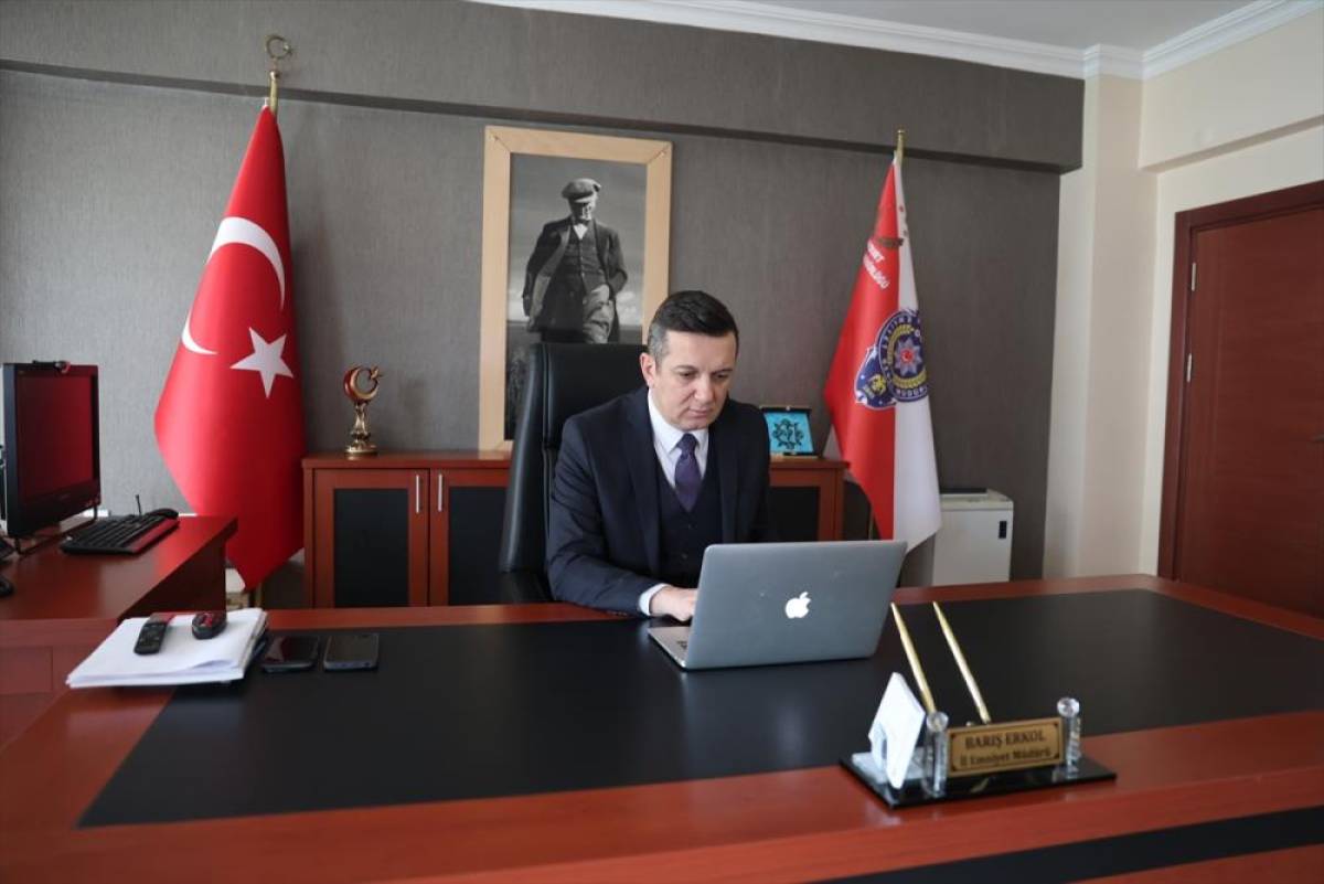 Bayburt Emniyet M&uuml;d&uuml;r&uuml; Erkol, AA'nın "Yılın Kareleri" oylamasına katıldı