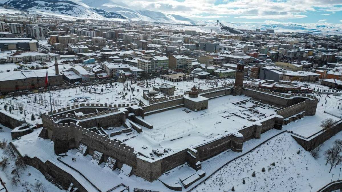 Yeniden karla kaplanan Erzurum'da g&uuml;zel kış manzaraları oluştu