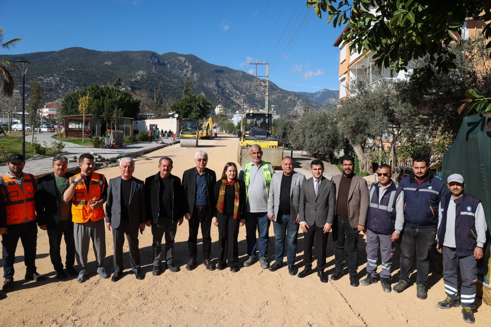 Antalya'da sıcak asfalt &ccedil;alışmaları devam ediyor