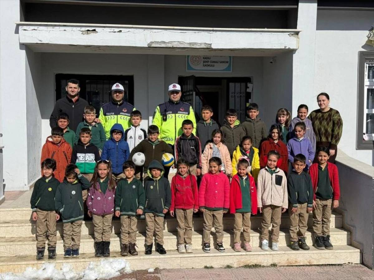 Doğanşehir'de jandarmadan &ouml;ğrencilere trafik semineri