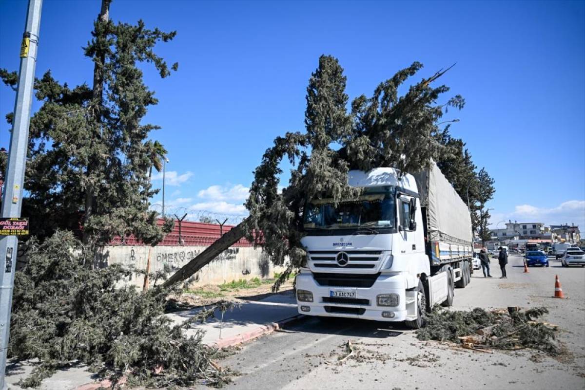 Adana'da kuvvetli r&uuml;zgar hayatı olumsuz etkiledi