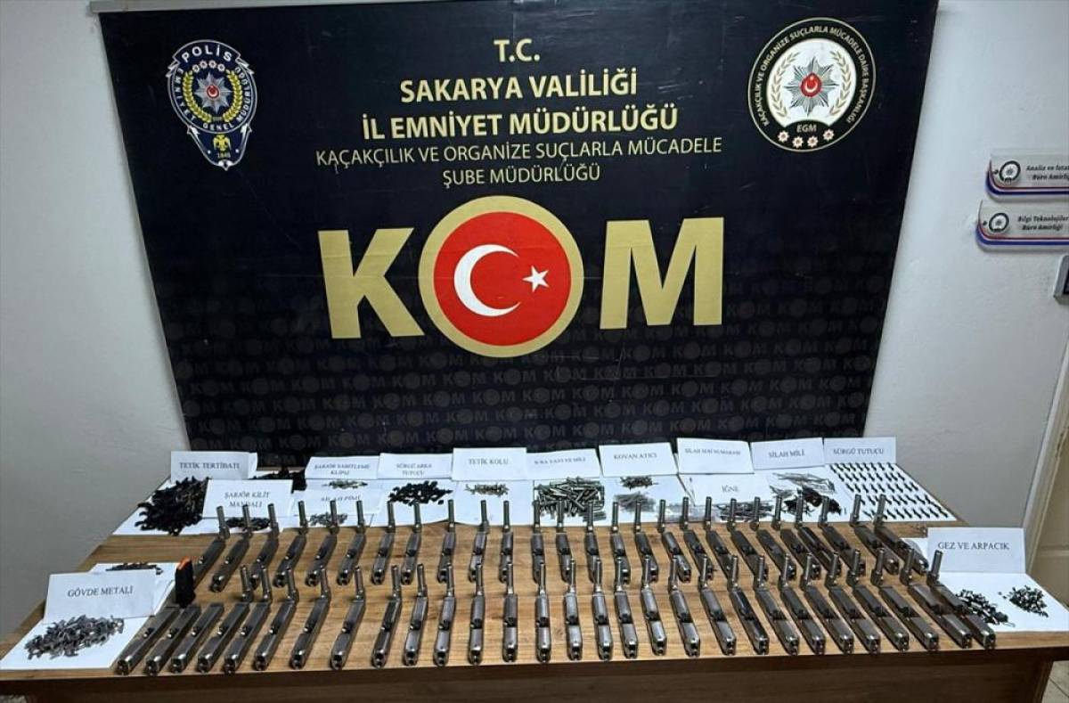 Sakarya'da otomobilde 1460 silah par&ccedil;ası ele ge&ccedil;irildi