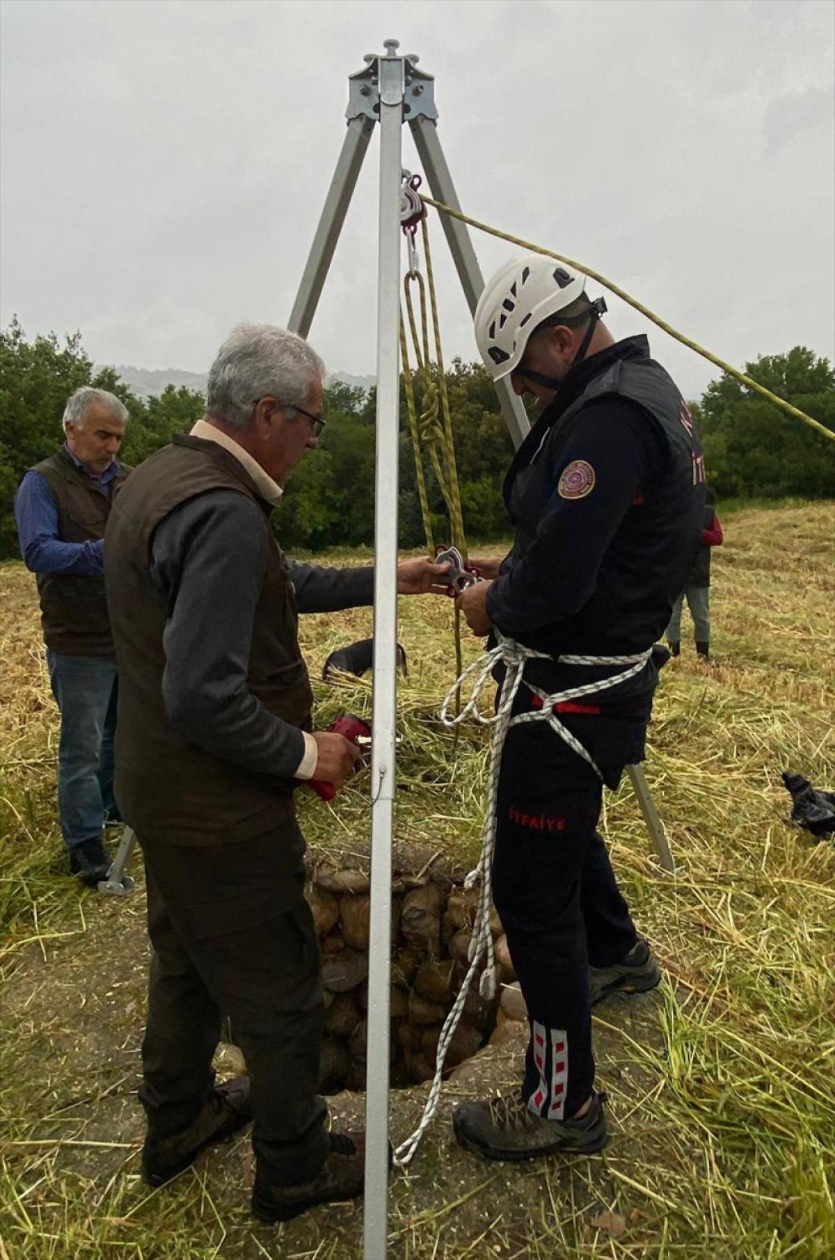 Osmaniye'de su kuyusuna d&uuml;şen tilkiyi itfaiye ekibi &ccedil;ıkardı