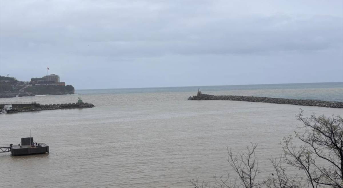 Zonguldak'ta sağanağın ardından denizin rengi değişti