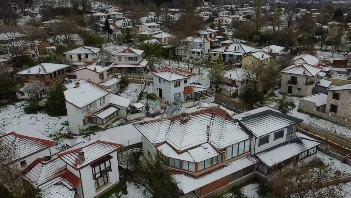 İzmir &Ouml;demiş'te kar yağışı etkili oldu