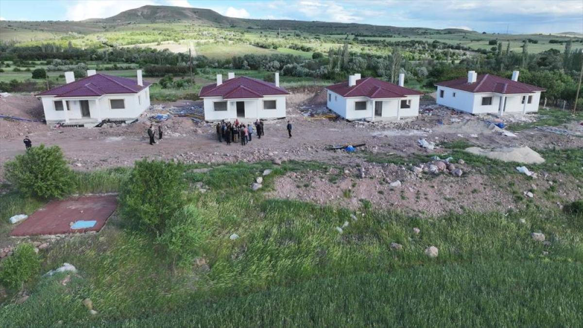 Depremlerden etkilenen Arguvan'da afet konutlarının yapımı s&uuml;r&uuml;yor