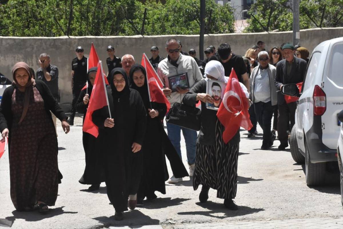 Vanlı aileler DEM Parti binası &ouml;n&uuml;ndeki "evlat n&ouml;beti"ni s&uuml;rd&uuml;rd&uuml;