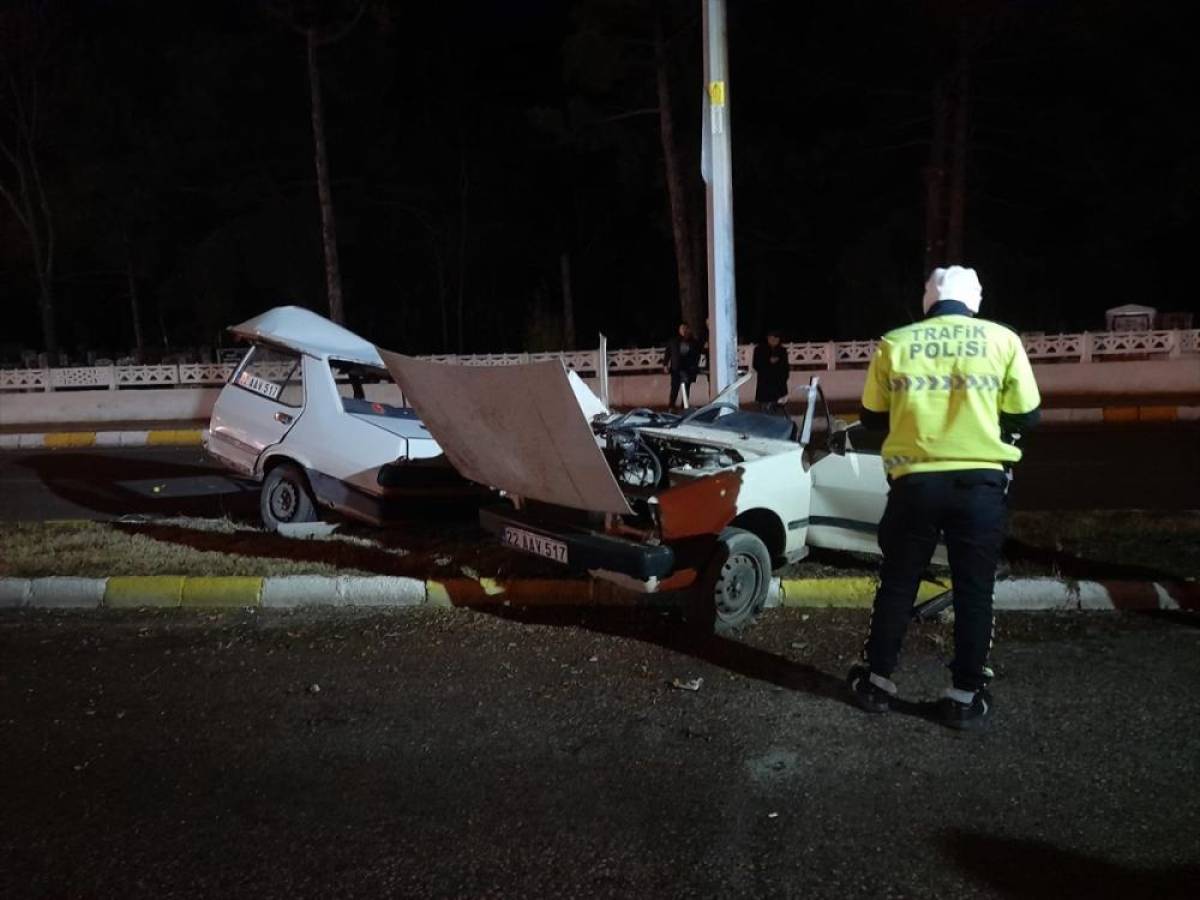 Edirne'de aydınlatma direğine çarparak ikiye bölünen otomobildeki 1 kişi öldü, 1 kişi yaralandı