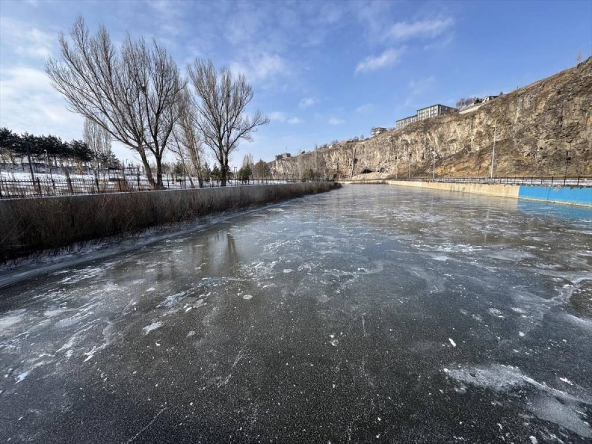 Termometrelerin eksi 22'yi gösterdiği Erzurum gece buz kesti