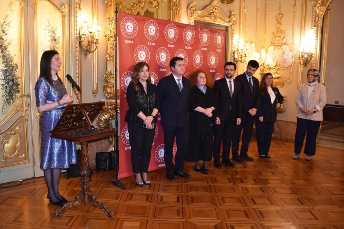 B&uuml;y&uuml;kel&ccedil;i &Uuml;lgen, Roma'da uluslararası kuruluşlarda &ccedil;alışan T&uuml;rklerle bir araya geldi