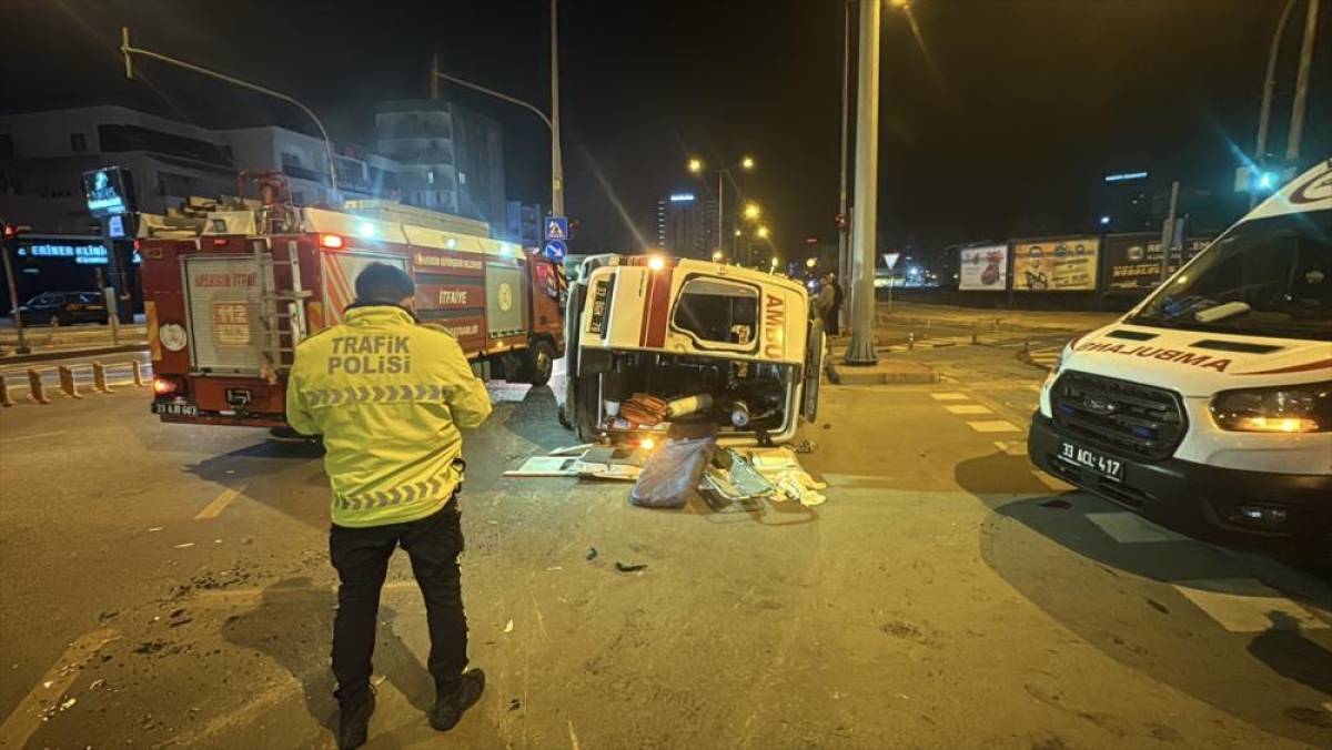 Mersin'de hasta taşıyan ambulansla cipin karıştığı kazada 3'&uuml; sağlık &ccedil;alışanı 5 kişi yaralandı