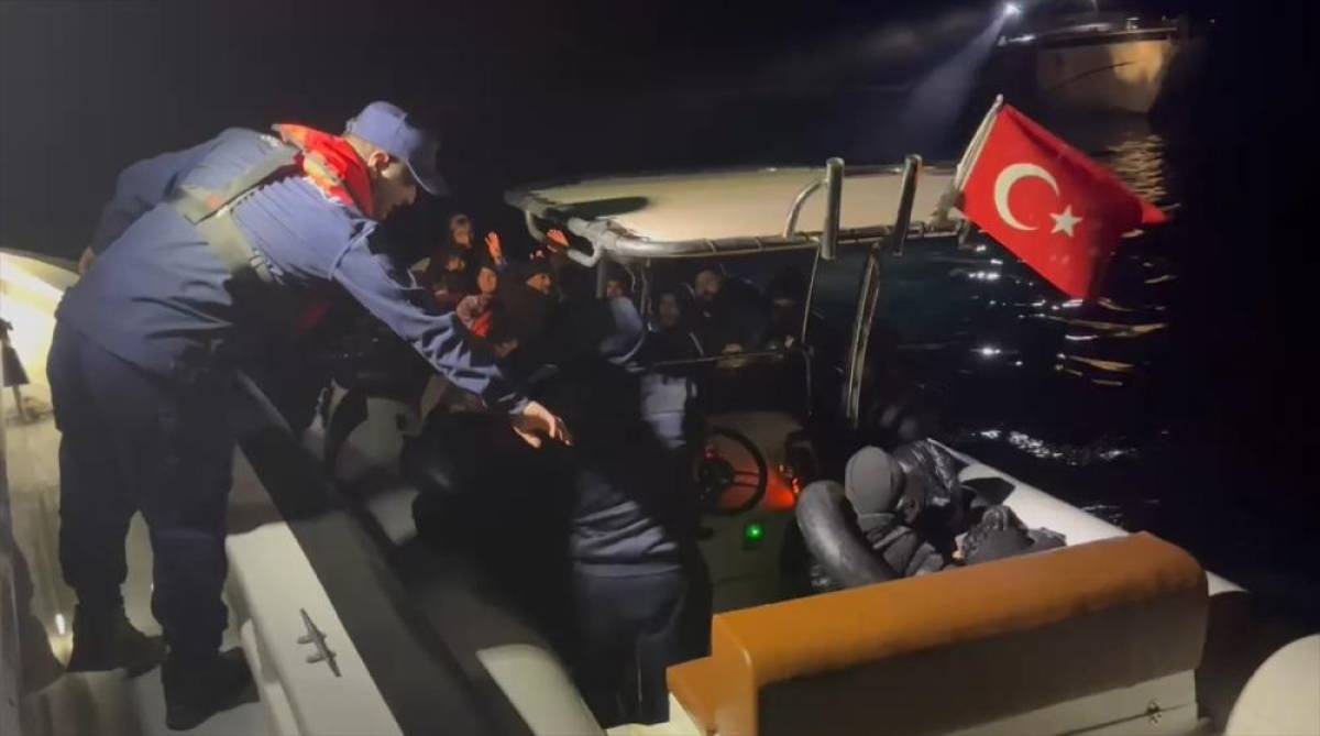 İzmir a&ccedil;ıklarında 28 d&uuml;zensiz g&ouml;&ccedil;men yakalandı