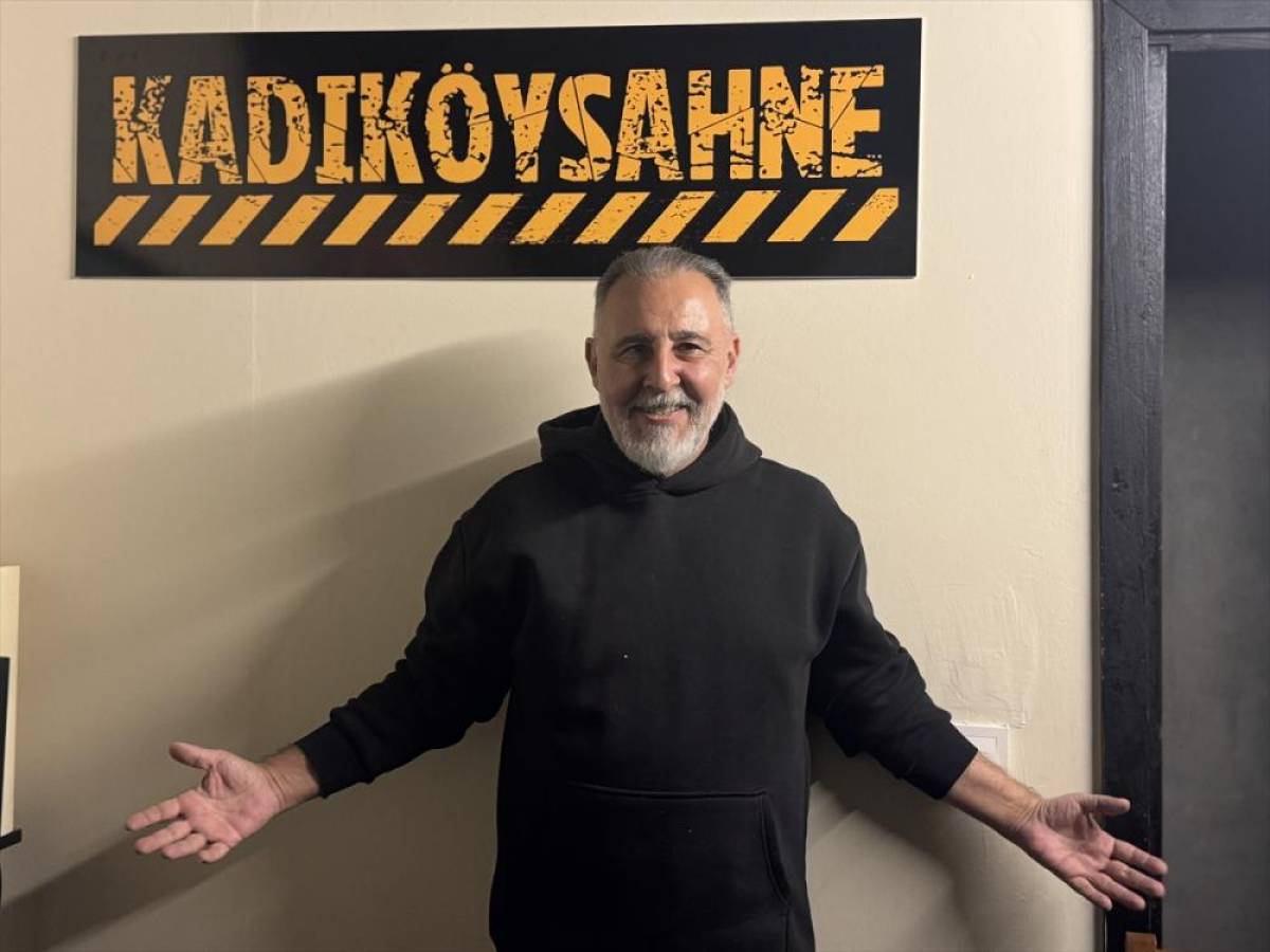 Oyuncu Kemal Başar, Kadık&ouml;y Sahne'de konser verdi