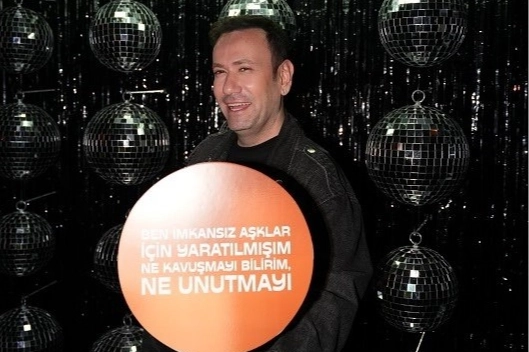 &Ouml;zg&uuml;r Aras yeni yaşını &uuml;nl&uuml;lerle kutladı