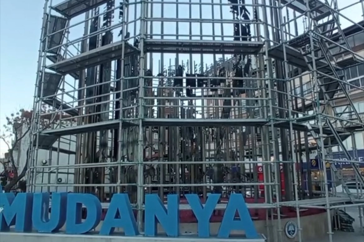 Mudanya Belediyesi'nden Atat&uuml;rk Heykeli bakımına imece &ccedil;ağrı