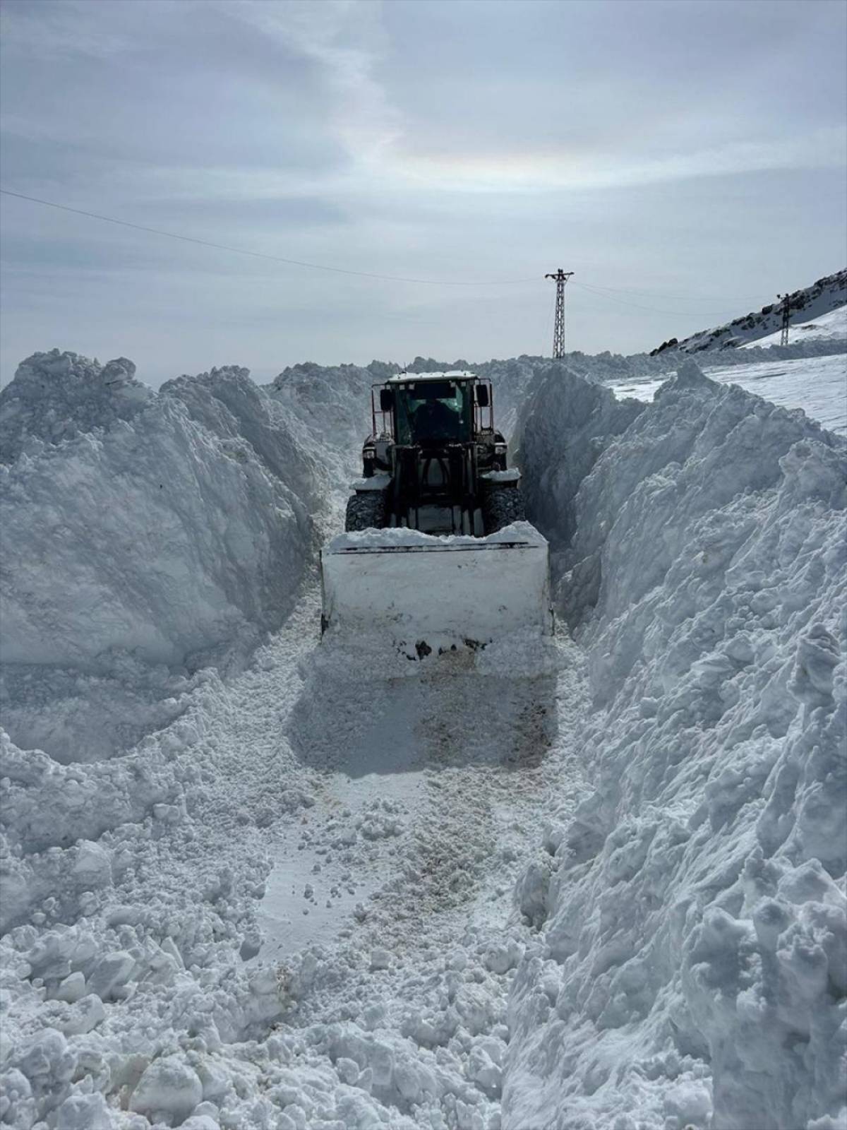 Hakkari'de kardan kapanan iki &uuml;s b&ouml;lgesinin yolu ulaşıma a&ccedil;ıldı