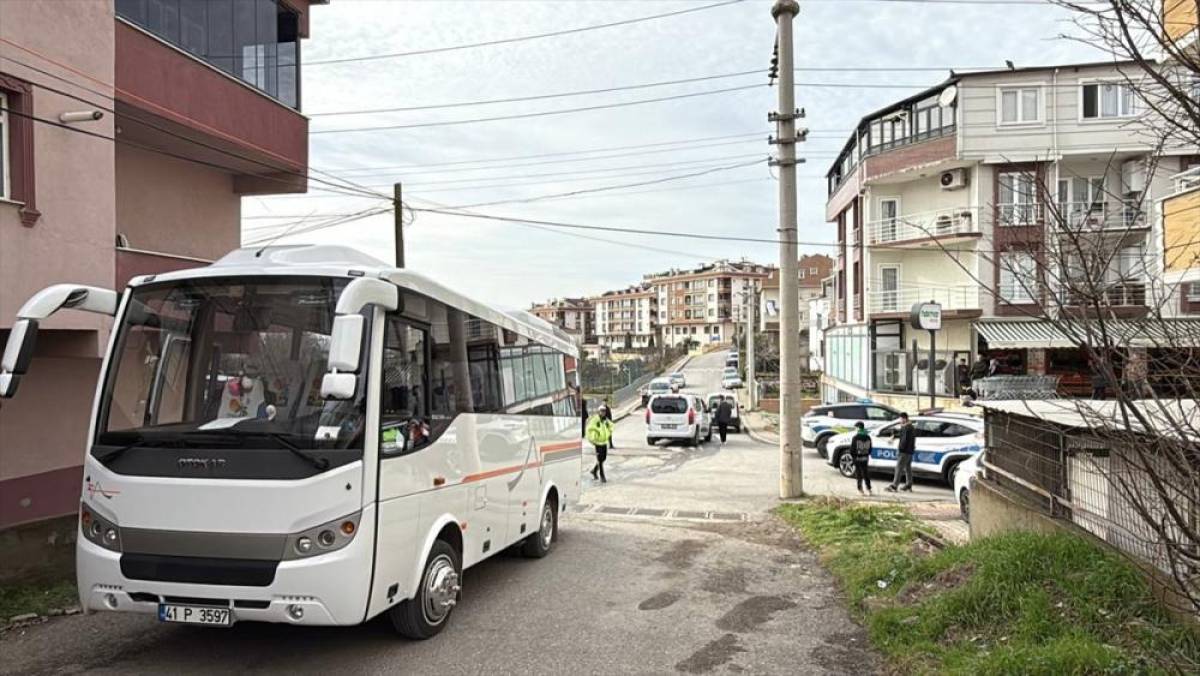 Kocaeli'nin Gebze il&ccedil;esinde ilkokul &ouml;ğrencisine &ccedil;arpan servis aracının s&uuml;r&uuml;c&uuml;s&uuml; tutuklandı