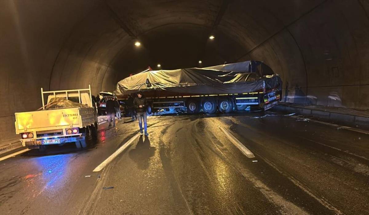 İzmir ile Aydın arasındaki t&uuml;nelde yaşanan kazada 5 ara&ccedil;ta hasar oluştu