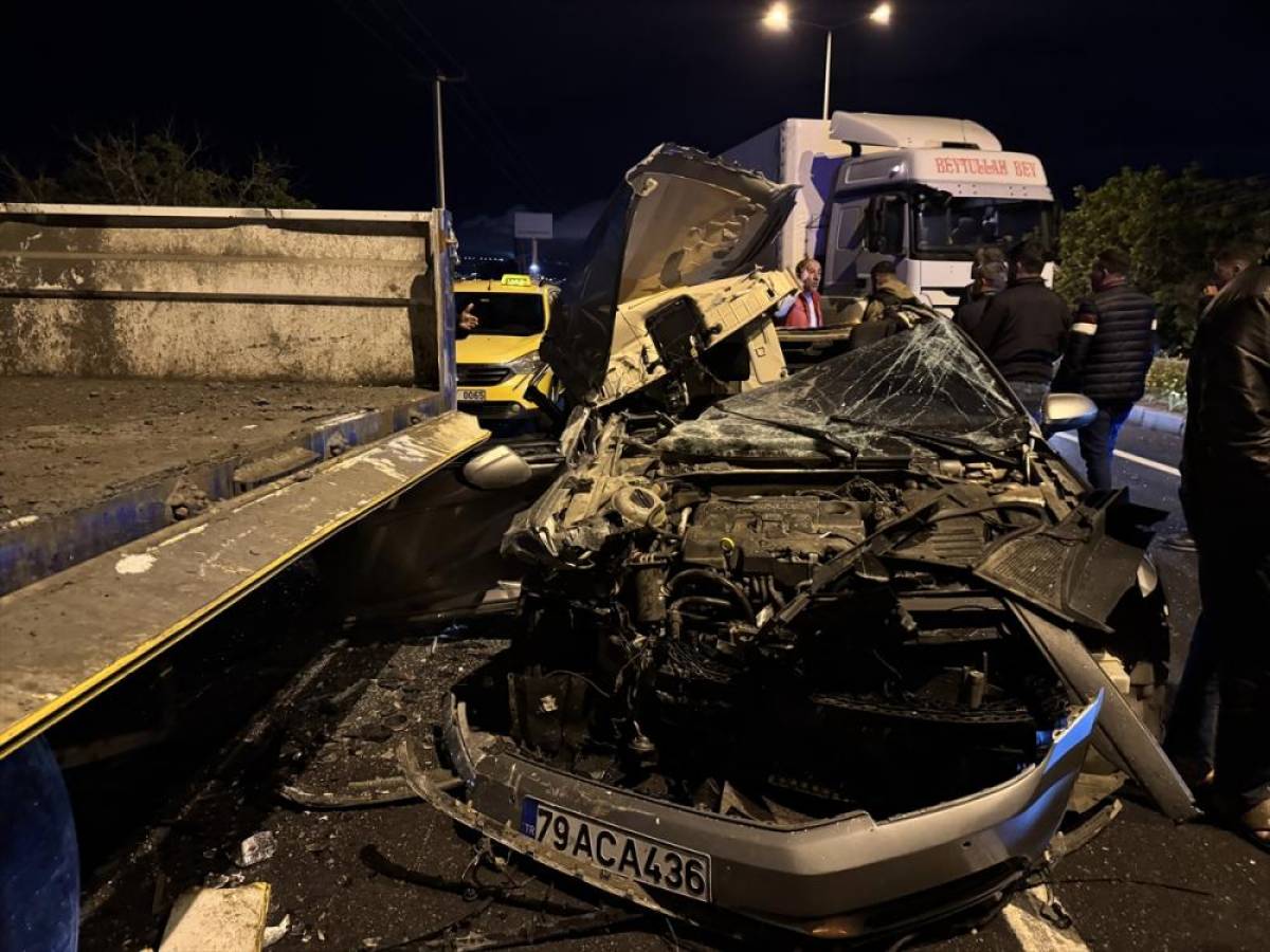 Kilis'te park halindeki tıra &ccedil;arpan otomobildeki 2 kişi yaralandı