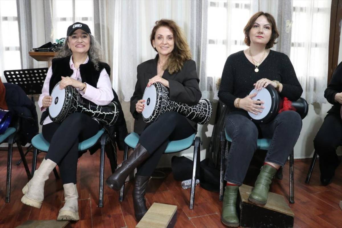 Ritim grubu &uuml;yeleri darbuka &ccedil;alarak stres atıp sosyalleşiyor