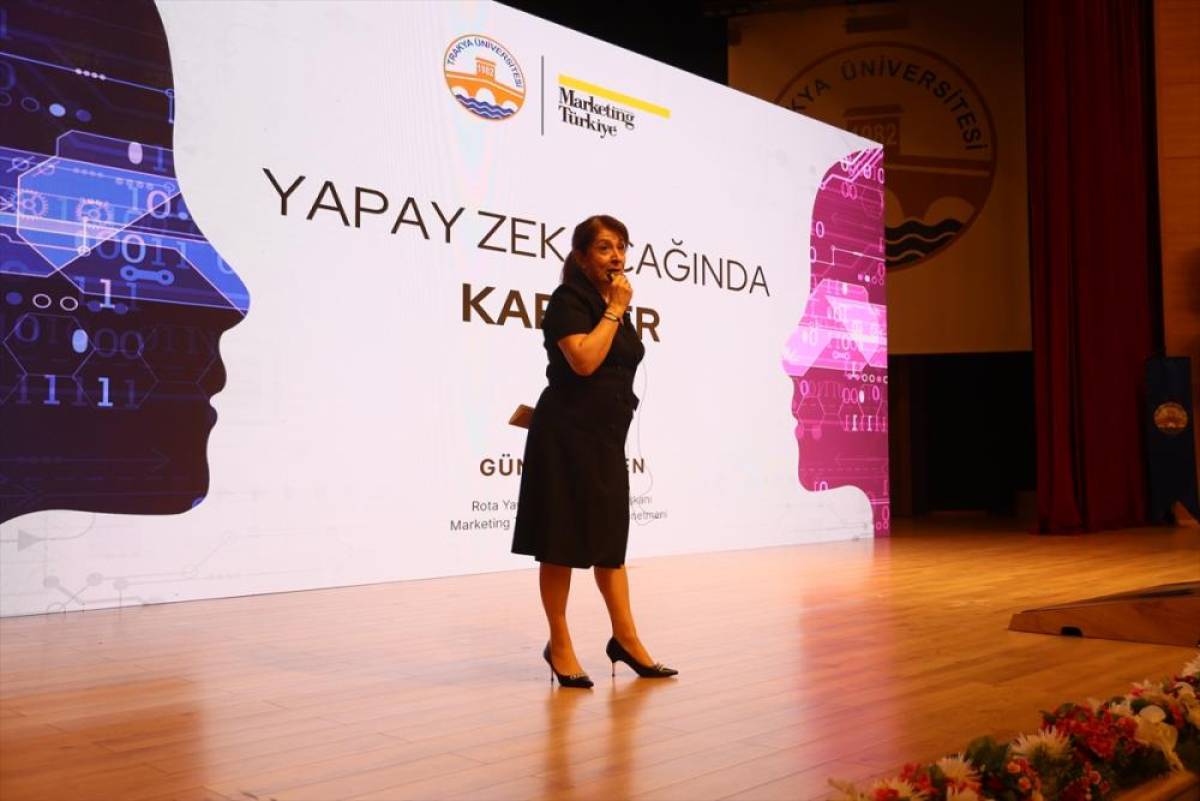 Trakya &Uuml;niversitesinde "Dijital Pazarlama Zirvesi" d&uuml;zenlendi