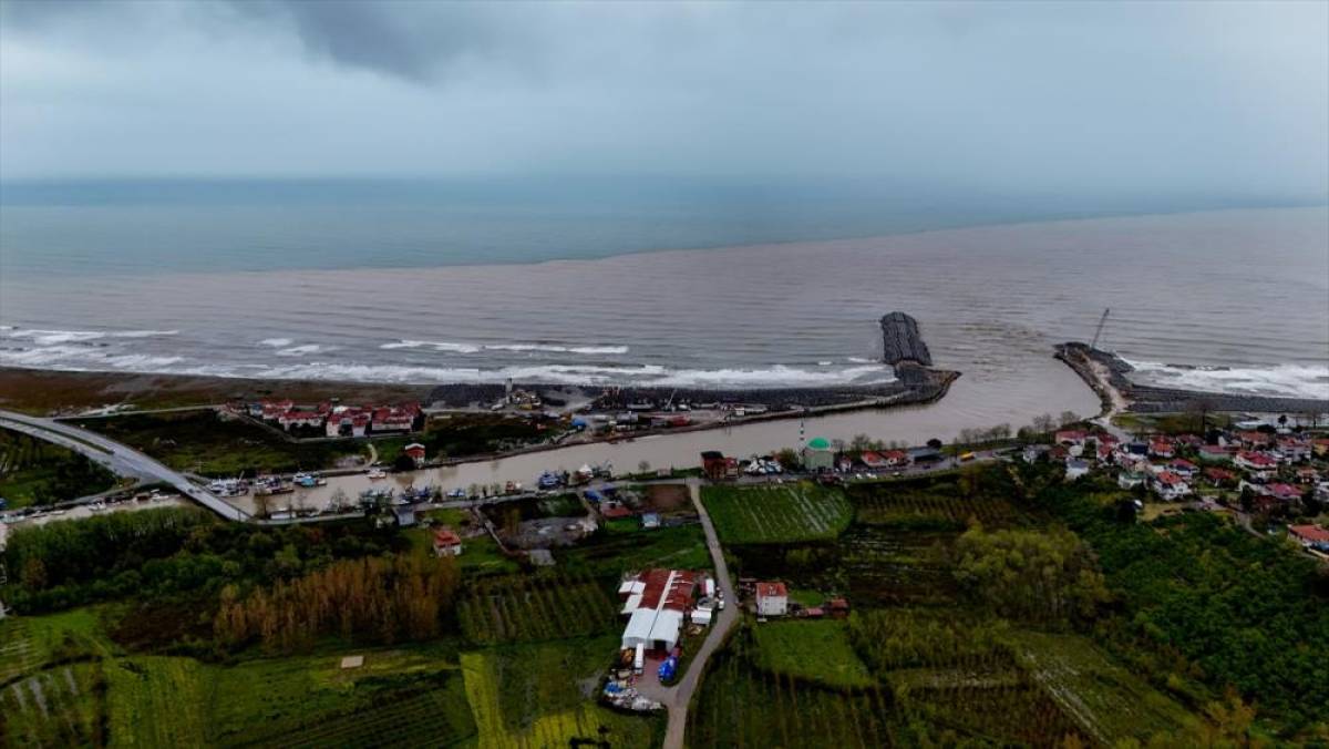 Sakarya'da sağanak denizin rengini değiştirdi